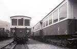 Mont-Blanc-Express__Die Ahnen. Tw Z 200 aus den Eröffnungsjahren 1901/1902, und 'Bei-Tw' ZS 10 004 und weitere, sowie Niederbrdwagen, abgestellt im Bf St-Gervais-le-Fayet.__12-09-1976 