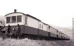 Mont-Blanc-Express__Die Ahnen. Im Vordergrund Z 209 Gepäck-Tw aus dem Eröffnungsjahr 1902, abgestellt im Bf St-Gervais-le-Fayet, seit 1985 endgültig außer Betrieb, heute im Frz. Eisenbahnmuseum (Cité du train') in Mulhouse. Dahinter 'Fahrgast-Bei-Tw' in langer Reihe.__12-09-1976 
