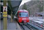 Im noch schattigen Vallorcine wartet der SNCF Z 800 002 als Regionalzug 18975 auf die Weiterfahrt nach Martigny.