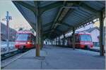 Im noch schattigen Vallorcine wartet der SNCF Z 800 002 als Regionalzug 18975 auf die Weiterfahrt nach Martigny. Der Triebwagen ist als TER 18903 von Chamonix gekommen und wird heute ausnahmsweise nach Martigny durchgebunden. In der Gegenrichtung ist der TMR BDeh 4/8 22 unterwegs, der folgerichtig nun auch bis Chamonix durchgebunden wird. Grund für diese  willkommene Direktverbindung dürfte ein Rollmaterialumlauf gewesen sein. 

9. April 2026
