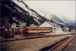 Alte Fahrzeuge der SNCF vor dem Depot in Chamonix. Die waren nur fr den Betrieb mittels Stromschiene eingerichtet, wie man sie hier auf diesem Bild sieht. (Archiv 05/99)