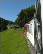 Unterwegs! Der Streckenabschnitt Salvan - Les Marcottes ist mit einer Oberleitung versehen und der BDeh 4/8 Triebzug (Z 800) ist mit Zahnrad ausgestattet und kann deshalb die Steigung von 9 % auf der
