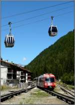 Bei seiner Ankunft in Vallorcine am 03.08.08 fhrt der BDeh 4/8  Triebzug (Z 800) unter einer Luftseilbahn hindurch.