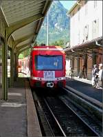 Am 03.08.08 fhrt der Mont Blanc Express Triebwagen Z 851 in den Bahnhof von Vallorcine ein. Auf diesem Bild ist die Stromschiene schn zu sehen. (Hans)