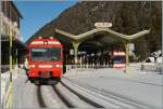 Der Bahnhof von Vallorcine mit dem nach nach Chamonix Mont Blanc ausfahrenden TER 18920 und dem nach M-C Zug 26215 nach Martigny.