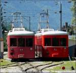 Triebzge N 52 und 54 des  Petit Train Rouge , der Chamonix Mont Blanc-Montenvers Mer de Glace Zahnradbahn warten am 03.08.08 im Bahnhof von Chamonix auf ihren nchsten Einstze.