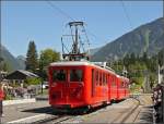 Der Triebwagen N 41 des  Petit Train Rouge  hat am 03.08.08 den Abstieg von Montenvers Mer de Glace geschafft und fhrt in den Bahnhof von Chamonix Mont Blanc ein.