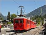 Der Triebwagen N 41 des  Petit Train Rouge  hat am 03.08.08 den Abstieg von Montenvers Mer de Glace geschafft und fhrt in den Bahnhof von Chamonix Mont Blanc ein. (Jeanny)