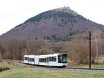 Die Zahnradbahn kehrt vom Puy de Dôme im Hintergrund zur Talstation zurück.