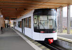 Der Zug steht in der schmucken Talstation Maison de Site mit einem Besucherzentrum noch nicht für die Bergfahrt bereit. Clermont-Ferrand, 6.3.2026