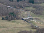 Blick vom Puy de Dôme hinunter auf die Zahnradbahn, die in wenigen Augenblicken in die Talstation einfährt.