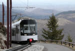 Die Zahnradbahn auf der Bergfahrt zum Puy de Dôme kurz vor dem Erreichen der Bergstation.