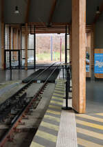 Blick in der Talstation vom Halteort des Zahnradzuges auf das Verbindungsgleis ohne Zahnstange in Richtung Depot.