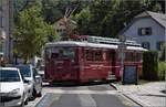 In Le Fayet ist Endstation für gleich drei Bahnen. 

Hier Triebwagen Jeanne des Tramway de Mont Blanc während der Ortsdurchfahrt in Le Fayet. Bei der Elektrifizierung 1957 wurden drei Triebwagen geliefert und nach den Töchtern des Direktors benannt. Alle drei sind heute noch in Betrieb und offensichtlich gutem Zustand. Die Zahnradbahn Tramway de Mont Blanc verbindet zum Adlernest (Nid d'Aigle). Von diesem Ausgangspunkt geht die leichteste Route auf den Mont Blanc. Juli 2017.