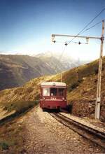 Triebwagen  Jeanne  der Tranway du Mont Blanc TMB (Meterspur Adhäsions- und Zahnradbahn) am Col du Mont Lachat 2077 m, September 2004.