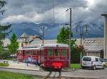 Der Triebwagen “Jeanne“ der Tramway du Mont Blanc steht mit Beiwagen im Talbahnhof Le Fayet zur Bergfahrt Richtung Nid d'Aigle bereit.
