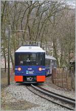 Kurz nach der Kehre  Berchat  zwischen St-Gervais und Le Fayet ist die blaue MARIE mit dem gleichnamigen Steuerwagen auf dem Weg vom Col de Voza zum TMB Bahnhof Le Fayet.
