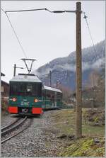 Vom Bahnhof Saint Gervais les Bains Le Fayet bis zum Nid d'Aigle im Mont-Blanc Massiv verkehrt seit 1913 die 12,4 km lange Zahnradbahn TMB (Tramway du Mont-Blanc), wobei die erste Teilstrecke bis zum Col de Voza schon im Sommer 1908 er�ffnet wurde. Eine kuriose Besonderheit ist die  Benennung  der Fahrzeuge, sie verf�gen �ber keine Kennzeichnung oder Nummer sondern sind nach den T�chtern des Direktors bennant und jeder Zug hat seine eigene Farbe. In der Kehre zwischen Le Fayet und St-Gervais ist die gr�ne ANNE mit dem Gleichnamigen Steuerwagen auf dem Weg nach dem Col de Voza; der weitere Verlauf der Strecke ist infolge Lawinengefahr z.Z. unterbrochen.

21. Februar 2026