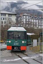 1898 erreicht die Strecke der PLM (Compagnie des chemins de fer de Paris � Lyon et � la M�diterran�e) Le Fayet, ein kleiner unbedeutender Weier im Tal der Arve auf 580 m�M. Das weitaus bedeutender Saint Gervais liegt jedoch bedeutend weiter oben, auf 900 m�M, so dass die Idee entstand, Saint Gervais und Le Fayet mit einer Zahnradbahn zu verbinden, ein Vorhaben dass im Sommer 1908 in die Tat umgesetzt wurde. F�nf Jahre sp�ter wurde die Strecke bis zum Nid d'Aigle verl�ngert; zur Zeit wird der damals (1913) erstellte  provisorische  Haltepunkt um etwa 300 Meter verschoben und neu gebaut. Im Bild der vom Col de Voza im TMB Bahnhof Le Fayet ankommende gr�ne Zug ANNE, bestehend aus dem Triebwagen ANNE und dem gleichnamigen Steuerwagen ANNE. F�r die Z�ge fand ich folgende, wohl nicht offiziell Bezeichnung: Beh 4/4 mit der Achsformel Bozz’ Bozz’ bzw. der Bt mit der Achsformel 2z’ 2z’ 21. Jan. 2026 