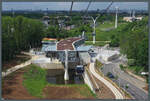 Die neue Seilbahnlinie C1 Cr�teil - Villeneuve-Saint-Georges weist drei Zwischenstationen auf, von denen zwei hier zu sehen sind. Im Vordergrund die Station Valenton, die auch als Umlenkstation dient. Rechts im Hintergrund ist die Station Limeil-Br�vannes zu sehen.