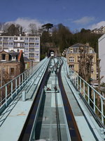 Funiculaire du Havre. Bergfahrt mit Blick auf den Tunnel in dem der obere Teil der Strecke verläuft.
Die Standseilbahn in Le Havre verbindet die Unterstadt mit den Wohngebieten auf der Hochebene. Sie ist Teil des ÖPNV-Angebots in Le Havre. Sie wurde 1890 eröffnet und 1911 elektrifiziert. Da die Bahn veraltet war, wurde sie von 1969-1972 geschlossen und als neue Bahn auf Gummirädern wieder eröffnet. Sie ist 343 Meter lang und überwindet einen Höhenunterschied von 77 Metern. Momentan ist sie seit August 2016 außer Betrieb, da Korrosionsschäden am Fahrweg behoben werden müssen. 29.03.2016 Le Havre