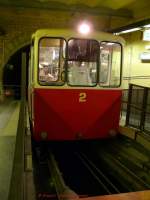 Wagen2 der Standseilbahn von Saint-Jean (wird auch Vieux-Lyon = Lyon-Altstadt genannt) nach Fourvire ist hier gerade in der Bergstation angekommen.