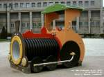 Pdagogisch wertvolles Spielzeug in einem Park vor dem Finanzamt in St. Mal, Bretagne. Wenn auch gemeinhin dem Strom der Vorzug zu geben sein wird, so kann sich doch selbst heute niemand der hohen Symbolkraft der Dampflokomotive entziehen. 2. April 2005