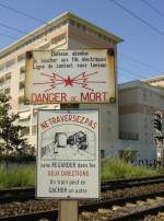 Warntafeln - gesehen an einem ebenerdigen Fgngerberweg an der Strecke Nizza - Cannes, Sommer 2002