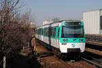 Ein Zug der Type MF77 der Metrolinie 13 bei der Einfahrt in die Haltestelle Malakoff - Rue E. Dolet. (03.03.2025)