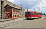 Cité du Train (Eisenbahnmuseum) Mulhouse (F):  Neben einem alten Stellwerks-Häuschen hat auf dem Außengelände der scheinbar aufgebügelte Triebwagen MC3 (Baujahr 1978) der