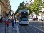 Ein moderner Straßenbahntriebwagen der RTM-Linie 2 in Richtung Blancarde Foch am 14.08.2012 auf der Canebière in Marseille.