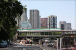 Pont de Bir-Hakeim -     Ein Metrozug auf der oberen Ebene der Pont de Bir-Hakeim über die Seine vor der Kulisse der Hochhäuser des Pariser Stadtbezirkes Grenelle.