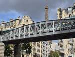 Kategorie Suchbild: Wo hat sich die Metro in Paris versteckt? Ja klar, da auf der Br�cke. 13.10.2026 s�dlich des Eifelturms.
