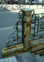 Aufwendig gestalteter Metroeingang in der Straenmitte, an der Station Rue du Bac - Linie 12.