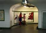 Pariser Metro-Impressionen, mal abseits von Schienen und Zügen: Musikerin in der Station  Sevres Babylone .