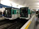 2 MP59, die ältesten Fahrzeuge der Pariser Metro, am 3.6.17 in Chatelet der Endstation der M11.