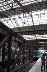 Die Metro im Gare d'Austerlitz - 

Unter einem Dach: Das Glasdach des Gare d'Austerlitz überspannt auch die quer und in Hochlage in der Bahnhofshalle liegende Metrostation der Linie 5. 

18.07.2012 (J)
