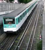 Paris - Metro kurz vor der Einfahrt in den
Tunnel nach der Station Anvers. Frhjahr 2008