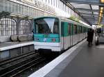 Paris - Ein Zug der Metro wartet in der Station La Chapelle  auf die Weiterfahrt Richtung Montmatre.