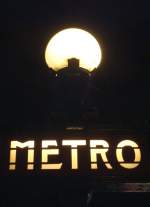 Lngst zum Symbol der Stadt Paris geworden: Eingangsschild plus Kugellampe, im Stil der 20er Jahre. 13.7.2009