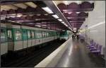 Unter dem Place de la Concorde -     Die Metrostation Concorde der Linie 8 hat einen rechteckigen Querschnitt.