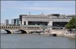 Im Übergang von Stein zu Stahl - 

Ein Metrozug auf der Hochstrecke der Linie 6 im Bereich der Pont de Bercy zwischen den Stationen  Quai de la Gare  und  Bercy . 

18.07.2012 (J)