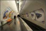 Eingleisige Station - 

Die Metrostation  Église d'Auteuil  bedient nur eine Fahrtrichtung. Die Gegenrichtung liegt in einiger Entfernung in einer Parallelstraße. Früher war diese Station die erste innerhalb ein großen Wendeschleife mit mehrern Stationen. Zwischenzeitlich wurde die Linie 10 allerdings über die Schleifenstrecke hinaus verlängert. Die Scheife wurde am 30.09.1913 fertiggestellt. 

20.07.2012 (M)