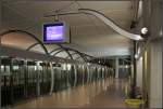 Elegant aufgehängt - 

Schwungvoll die Aufhängung des Zugzielanzeigers im Metrobahnhof  Bercy  der Pariser Linie 14. 

21.07.2012 (M)