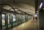 Bahnsteigebene -     Einer der beiden Seitenbahnsteige der Metrostation  Madeleine  in Paris.