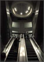 Rolltreppen und Glasbausteine -     Zugangs- und Verteilerbauwerk an der Metrostation  Madeleine  in Paris.
