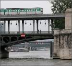 Zwei Brücken / zwei Bahnen -     Während aufgeständert über der Pont de Bir-Hakeim fährt die Metro, während im Hintergrund gerade ein Zug der RER-Linie C auf einer