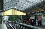 Archiv: Touristenstrme beherrschen das Bild in der Pariser Metro-Station  Bir-Hakeim  - der Eiffelturm ist in der Nhe.