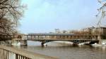 Frankreich, Paris, Metro Linie 6, ein MP 73 auf Gummireifen in der ehemaligen blau-weissen Ausfhrung auf dem Viadukt von Bir-Hakeim ber die Seine fhrt in Richtung der Station Bir-Hakeim-Tour