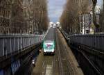 Pariser Metro-Linie 2: Zug aus  Jaurès  vor der Einfahrt in den Tunnel zur Station  Colonel Fabien . 17.1.2014